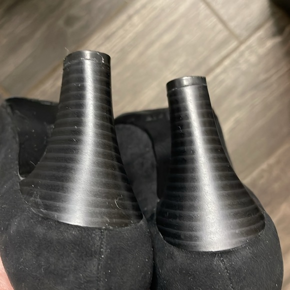 Croft & Barrow Sole(sense)ability heels. Faux Suede with Flower Embellish toe. - Picture 6 of 7